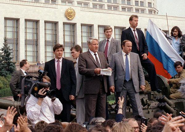 Только наша история, начавшись в 1991-м фарсом, в 1993-м обернулась трагедией Только наша история, начавшись в 1991-м фарсом, в 1993-м обернулась трагедией