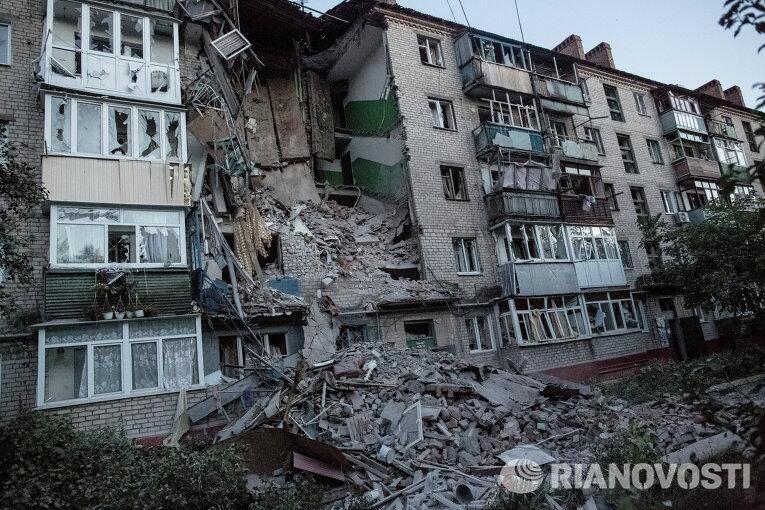 Последствия артиллерийского обстрела украинскими военными микрорайона Артема в Славянске
