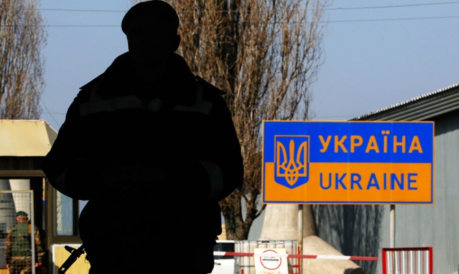 Чего ждёт Москва от Донецка и Луганска? Почему не признает их независимость? Почему не введёт войска? Ведь Путин ясно давал понять, что Россия вмешается и защитит русских на Украине, если они подвергнутся геноциду.   Давайте взглянем на текущие украинские дела предельно образно, из далёкого далека. Представим ситуацию: сидят в кабаке две компании, выпивают, закусывают. И там и там — нормальные, интеллигентные, здравомыслящие люди. Представитель одной компании подходит к представителю другой и спрашивает:  — Можно потанцевать с вашей девушкой?  — Можно.  Танцует. В ходе танца шепчет ей на ушко всякие пошлости, приглашает присесть за свой столик, пытается дать волю рукам. Но пока всё более-менее пристойно (для кабака).  Через пять минут подходит снова:  — Можно ещё с вашей девушкой потанцевать?  — Нельзя.  — Почему?  — Она не хочет… И я не хочу. Потанцевал уже, уймись.  — А ты чё такой резкий? Выйдем, поговорим?  — Пошли…  Выходят на улицу.  — Ну, чего сказать то хотел, говори.  — Те чё жалко, что я с ней потанцую что ли?  — Это моя девушка, я не хочу чтобы ты с ней танцевал.  — А может я ей больше нравлюсь. Пойдём у неё спросим (кладёт руку на шею оппонента).  — Руки убери (снимает руку соперника с шеи).  — Ты чё так реагируешь, чувак? Я ж с тобой нормально разговариваю (кладёт руку обратно).  — Я сказал руки убери (толкает в грудь).  Начинается драка. На улицу вываливаются обе компании, пытаются разнять забияк. В ходе потасовки кто-то кого-то цепляет. Слово за слово и драка приобретает массовый характер… Сверкает нож… У кого то при себе оказался травмат… Стрельба… Кровь… Трупы.  Как правило, подобные случаи начинаются с мелочей, а заканчиваются трагедиями. И если бы кто-то из здравомыслящих людей знал изначально, чем всё закончится, то, имея достаточно силы духа, присёк бы ситуацию в самом начале. Допустим, вырубил бы тот парень танцора сразу около столика, а потом тут же достал бы свой травмат и приказал бы компании соперника не рыпаться. И никто не рыпнулся бы, и массовой драки бы не было, и трупов.  Но интеллигентность не позволила так «неадекватно» среагировать в тот момент. Да и обвинений потом со стороны здравомыслящих было бы не избежать…   Вот если бы махнул сейчас Янукович из России на машине времени в Киев образца ноября 2013-го, как думаете, разогнал бы он Майдан водомётами и резиновыми пулями? Полагаю, что даже при аморфности его характера он без колебаний бы отдал такой приказ.   Так вернёмся к Украине.  Изначально, анализируя ситуацию ещё в 2013 году, было ясно, что на Майдане действуют две главные силы — США и Евросоюз в лице Германии. Причём, Германия была хоть и относительно скрытым, но более заинтересованным игроком, ибо в случае подписания соглашения Украины с ЕС напрямую получала все экономические выгоды. США же получали хоть и отдалённую, но уже обозримую перспективу вхождения Украины в НАТО, а значит продвижения американской системы ПРО к границам России. И здесь надо понимать, что сокращение подлётного времени ядерных ракет к Москве до 12 минут — это аркан на шее России, который в любой момент может быть туго затянут. Америка планомерно и неукоснительно движется к этой цели с момента роспуска варшавского блока. Но об этом не принято было говорить вслух, в том числе и в России (интеллигентная стадия конфликта). Поэтому все разговоры шли вокруг присоединения или неприсоединения Украины к ЕС (хочет девушка танцевать или не хочет).   В результате свершившегося в феврале 2014 года вооружённого госпереворота на Украине Россия вынуждена была реагировать на ситуацию. Присоединив Крым, Москва вырубила таки «танцора» прямо у столика. Но дальше злосчастная интеллигентность не позволила достать и навести травмат на всю компанию. Вместо этого последовали интеллигентные объяснения: «Он сам напросился, вы же видите — он пьян».  В ответ из-за стола оппонентов зазвучало: «Что ж ты делаешь, дикарь! Он же вежливо попросил, а ты не имел права так поступать. И вовсе он не пьян».  Типичной «ошибкой интеллигента» явилось предположение о том, что США, получив отпор, не станут переводить ситуацию в открытое и бескомпромиссное противостояние (потому травмат и не доставался). Однако вырубленный, придя в сознание, вместо извинений стал подбивать всю «интеллигентную» компанию непременно сообща отомстить обидчику…   Оправившись от мартовского шока, США взяли в жёсткий оборот весь Евросоюз и начали наступление на Россию, главная цель которого — спровоцировать начало большой драки. Вот тогда уж Россия во всю предстанет «дикарём, устроившим дебош в ресторане».   * * *   Введение войск в Новороссию, в отличие от Крыма не выгодно Москве и вот почему. Крым — это отдельный разговор. Там российская военно-морская база, имеющая колоссальное геостратегическое значение. Возникшая угроза её утраты и возникновения на её месте базы США уже было достаточным условием для начала активных действий. Плюс — Крым является полуостровом и его контроль в военном плане на начальном этапе заключается в блокировании перекопского перешейка, что легко осуществимо. Ну и, конечно же, экономические перспективы обладания Крымом в скором времени будут продемонстрированы Украине, так и не сумевшей за 23 года развить этот благодатный регион. Таким образом, присоединение Крыма — это отдельная стратегическая задача, для выполнения которой были крайне умело использованы текущие тактические условия.   А теперь поговорим о главной стратегической цели России на Украине. Она всё более явственно выходит на передний план и всё более открыто становится предметом международных заявлений (интеллигентность отходит в сторону и вещи начинают называться своими именами). Заметьте, разговоры о Крыме (о первом ударе в челюсть) уже почти никто не ведёт, как отошёл на второй план и разговор о соглашении с ЕС (чего хочет девушка). Становиться очевидным, что истинной целью «танцора» было оскорбить компанию за соседним столиком, а не потанцевать с их девушкой.    России не нужен раздел Украины. России нужен лояльный, единый, стабильный, экономически развитый сосед, имеющий внеблоковый статус, который гарантированно не разместит на своей территории американскую систему ПРО! А вот дальше перед Москвой встаёт вопрос: как тактически решить эту задачу?   Вариант №1 — ввести войска. Но куда ввести? На территории Донецкой и Луганской республик? И что дальше? А дальше миротворческие войска НАТО появятся на остальной территории Украины и произойдёт её раздел, как в своё время это произошло с Германией. В центральной и западной частях сохраниться проамериканское правительство. Выгодно это России? Решает это проблему НАТО и ПРО? Конечно нет.   Вариант №2 — массированный и молниеносный ввод войск на всю территорию Украины, фактическая оккупация страны. НАТО в этом случае вряд ли сунется, ибо это будет уже война с Россией, а не просто ввод миротворческих войск. К тому же Украина не является членом альянса. Москва будет контролировать ситуацию, но получит ли она тогда «лояльного, единого, стабильного и пр.» соседа в лице Украины? Разумеется, нет. Она получит огромную нестабильную, расколотую территорию с неопределённым статусом, на которой начнётся партизанско-террористическая война. Плюс ко всему — железный занавес со стороны Запада.   Остаётся вариант №3 — Украина сама должна свергнуть хунту и объявить о вечной дружбе с Россией, а Россия будет ей помогать, как и делала это раньше. Для этого внутри самой Украины должна начаться национально-освободительная война. Для этого сами украинцы должны встать под ружьё и сказать громкое «Нет!» хунте и её кукловодам. Именно это понимают и боятся сами кукловоды. Именно поэтому идут карательные операции в стране. Именно за это были сожжены люди в Одессе. Именно поэтому Порошенко получил наказ быстро и жестоко подавить сопротивление востока.   Именно поэтому Россия не примет Новороссию в свой состав и не будет признавать её независимый статус. Но именно поэтому будет негласно помогать её национально-освободительной борьбе — процесс освобождения должен идти изнутри Украины.   С принятием экономического пакета соглашения с ЕС Украина уже через пару месяцев ощутит все «прелести» евроинтеграции и тогда число пассионариев в стране резко увеличится, а волну народного возмущения будет уже не удержать. Но до этого момента непризнанная Новороссия должна держаться. Держаться, как знамя новой, свободной и независимой Украины, под которое в последствии и встанут новые пассионарии Одессы, Киева, Днепропетровска и других украинских городов.   Эта волна начнёт набирать силу к рубежу лета-осени текущего года. Но, конечно, это понимают и кукловоды хунты, а потому могут, окончательно взбесившись, начать уже неприкрытый террор и геноцид русского народа на Украине с применением против мирных граждан оружия массового поражения. И тогда у России не останется иного выбора, как открыто вмешаться.