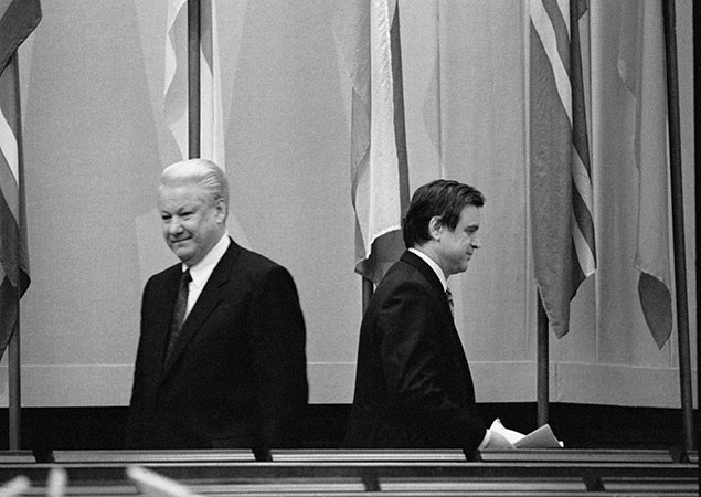 В декабре 1992-го Борис Ельцин и Руслан Хасбулатов разошлись во взглядах на то, что надо делать со страной. Один раз - и на всю оставшуюся жизнь. В нашей стране не должно быть ни одного миллиардера. Если миллиардер - значит вор. Это аксиома