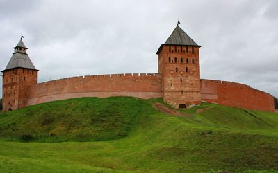 Кто же строил эту стену?
