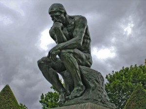 Хвалить власть или защищать страну?